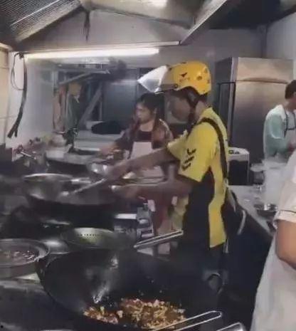 外卖员送外卖吃瓜视频,萌态十足引网友热议