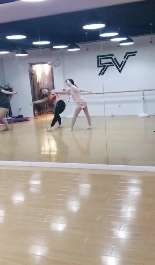 吃瓜舞视频,跟随潮流，一起摇摆