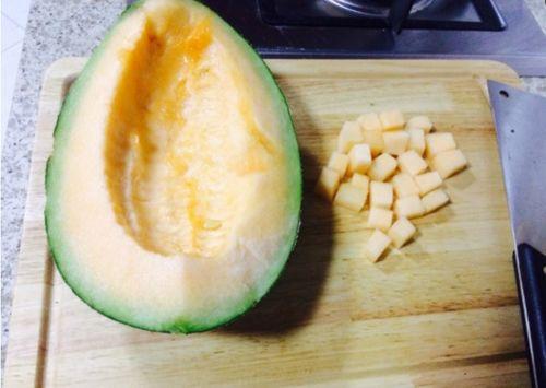 吃冻的哈密瓜视频,哈密瓜冻品新体验