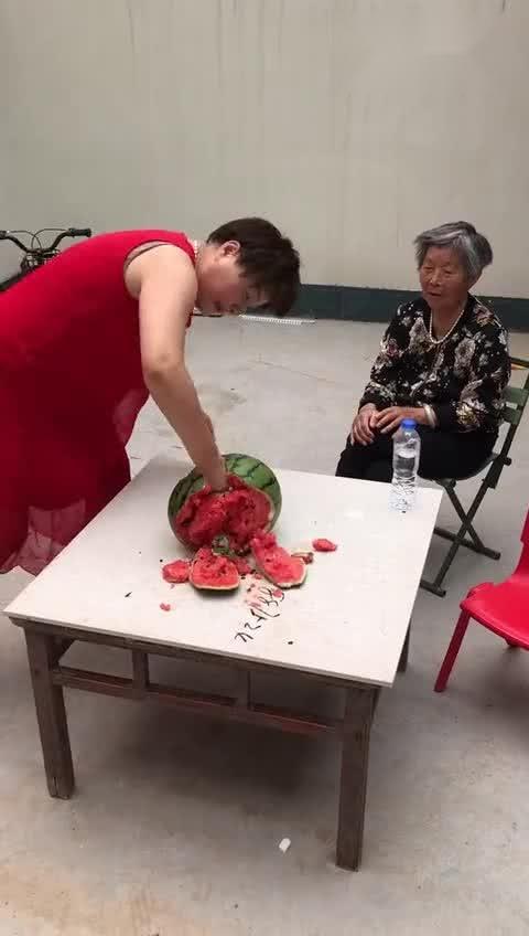 吃瓜女汉子视频,揭秘娱乐圈幕后故事